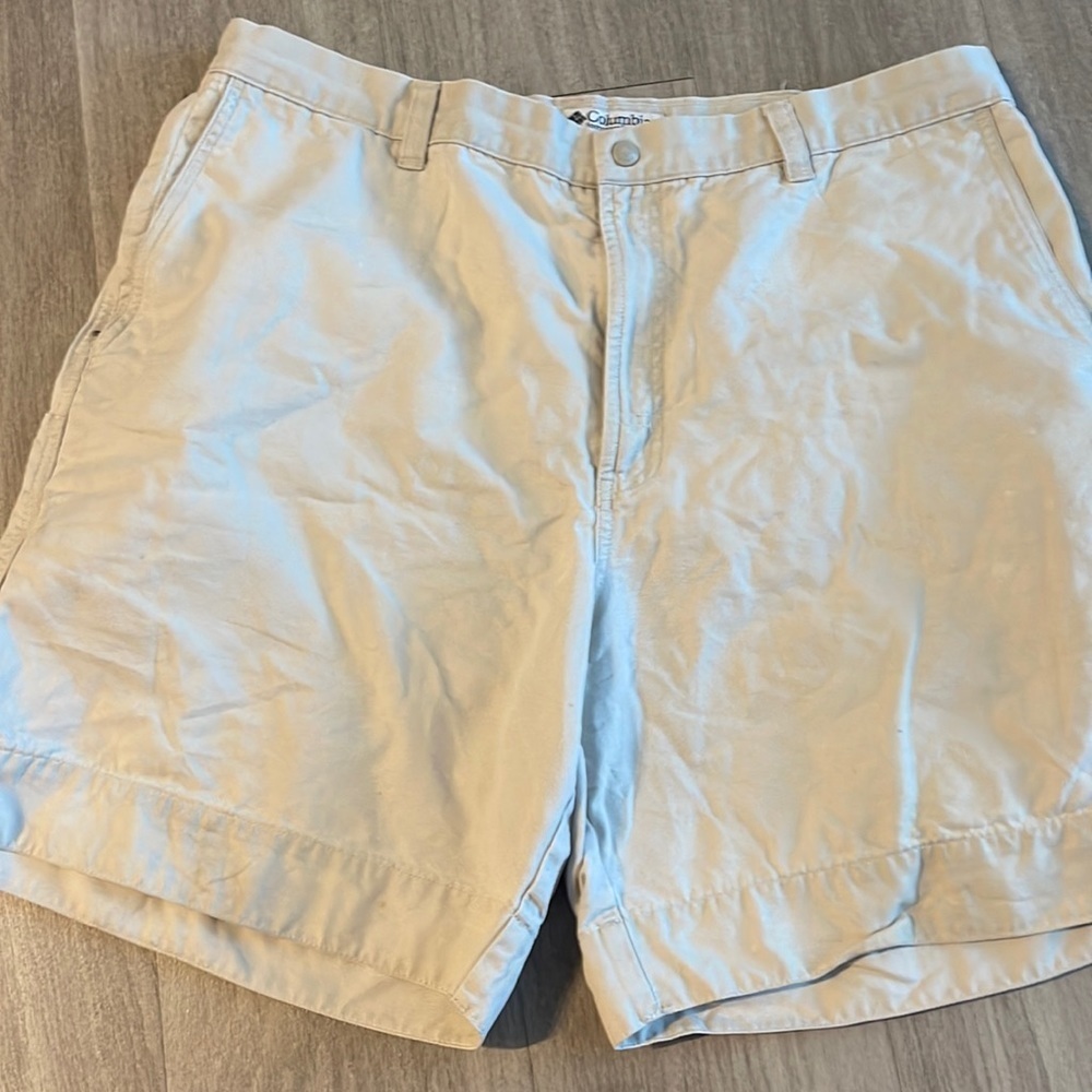 Columbia Mens snap closure light khaki shorts